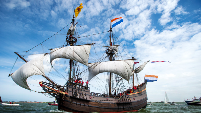 VOC-replica vaart haven van Hoorn binnen